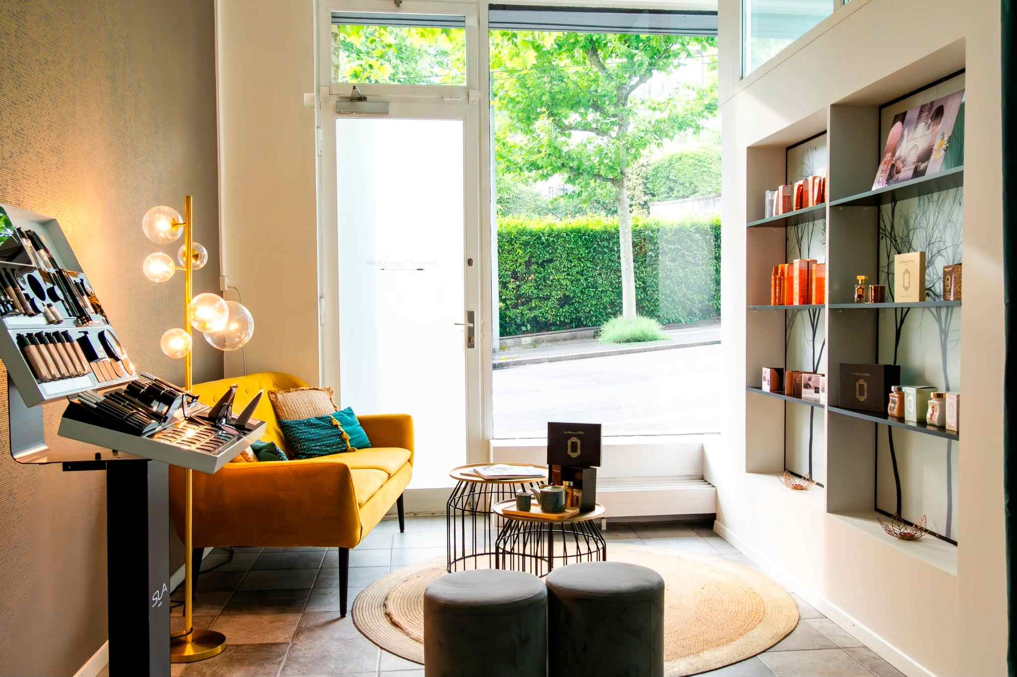 BEL & BIEN Salon Interior 1